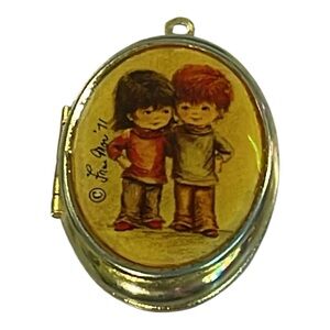 🤫 “The Secret Keeper” – Vintage 1971 Fran Moore Moppetts Locket Necklace